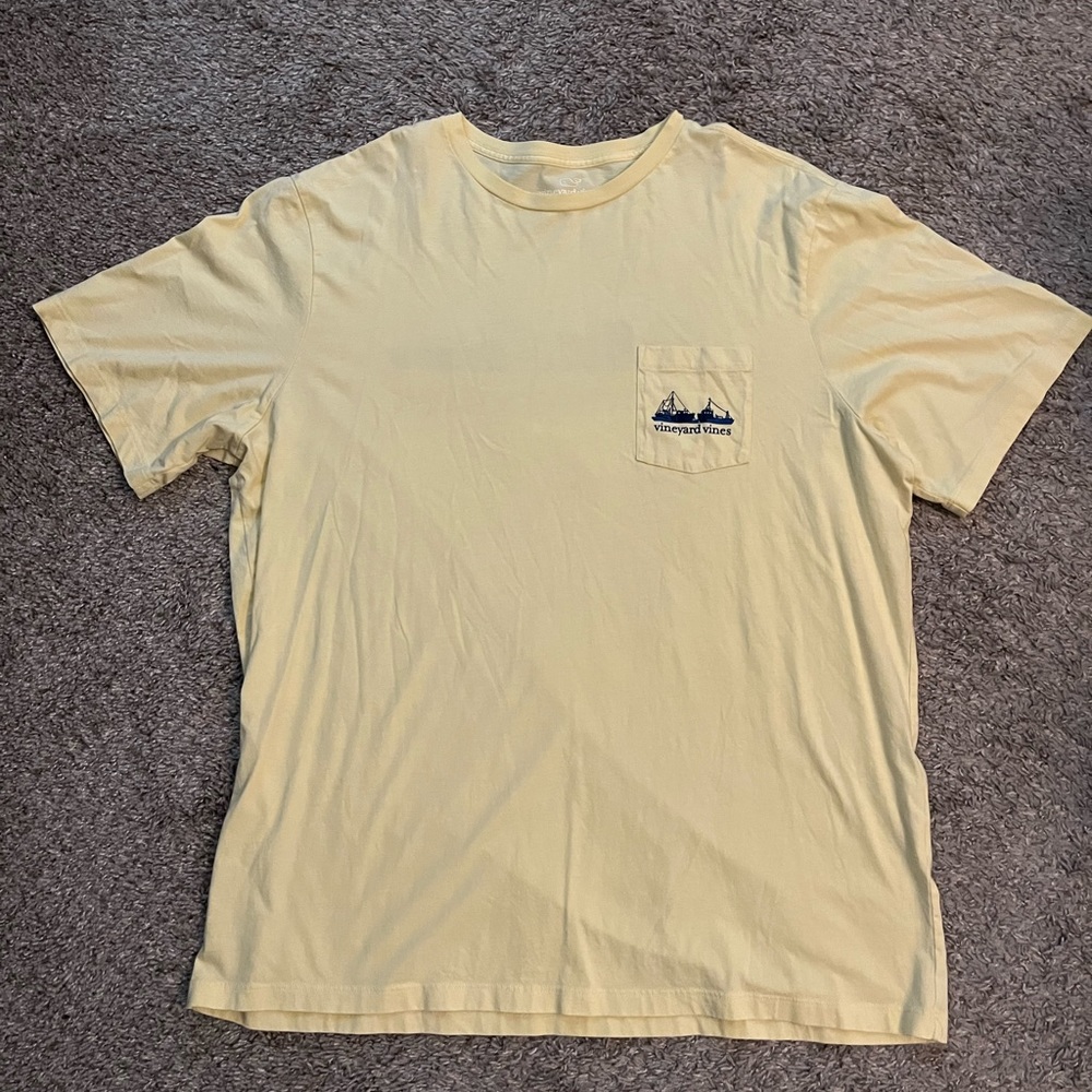 Vineyard vines T-shirt.